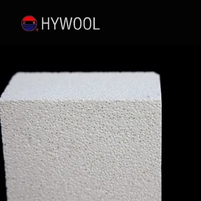 Brique réfractaire isolante